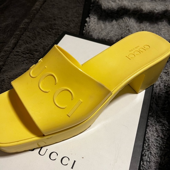 Authentic Gucci jelly slides. (With box.) - Picture 2 of 3